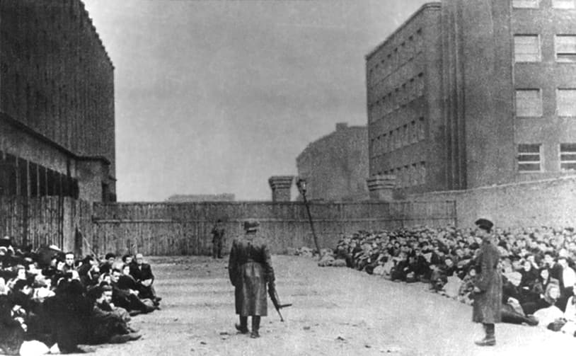 Židia vo Varšavskom gete čakajúci na deportáciu na Umschlagplatz, cca 1943