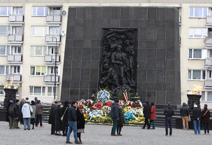 Ľudia pred pamätníkom hrdinov povstania vo varšavskom židovskom gete