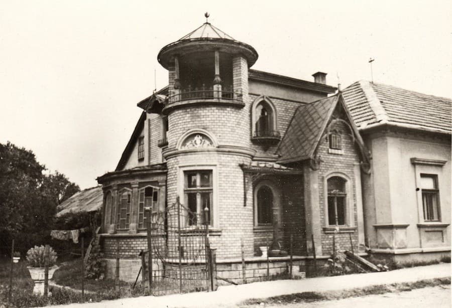 Petrivaldského vila na starej fotografii. Na ľavej strane objektu vidieť polkruhovú verandu, ktorá bola neskôr zbúraná, v rámci rekonštrukcie však má byť znovu postavená
