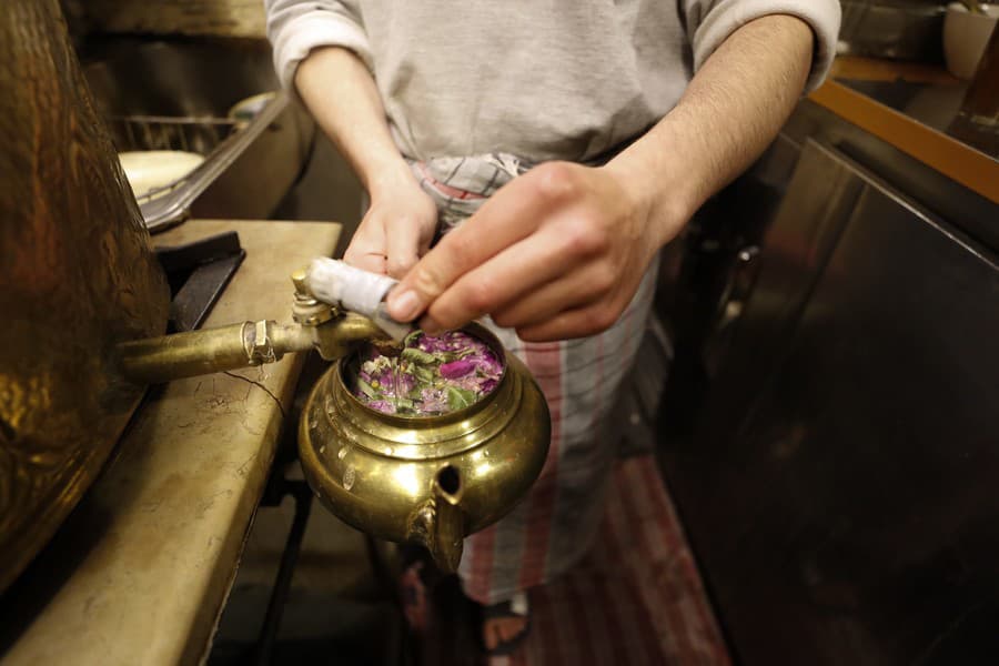 Čašník pripravuje bylinný čaj vo verejných kúpeľoch v Damasku