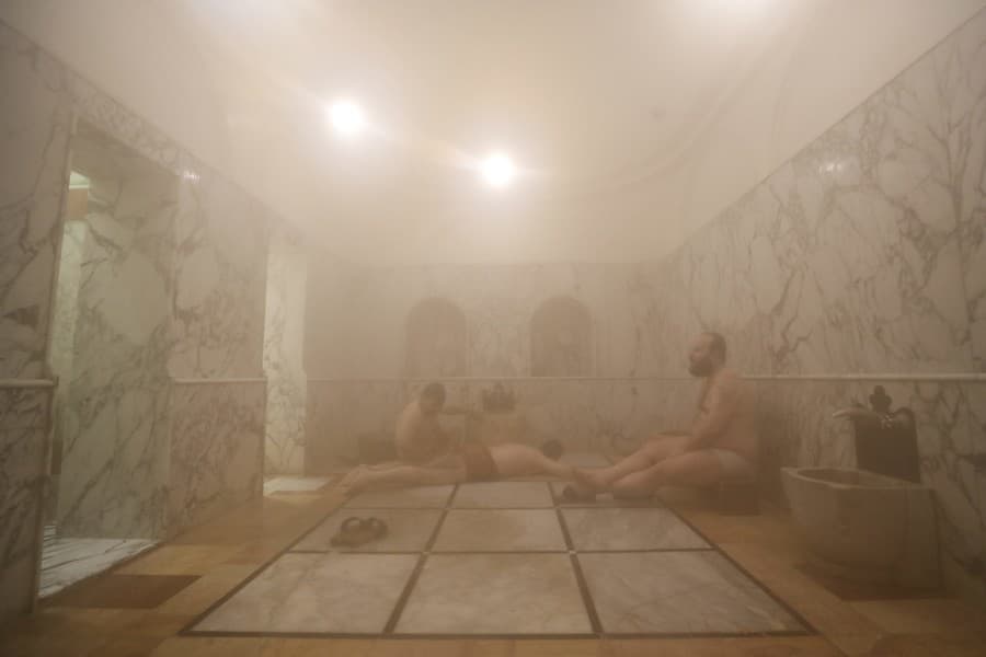 Muži vo verejných kúpeľoch v Damasku