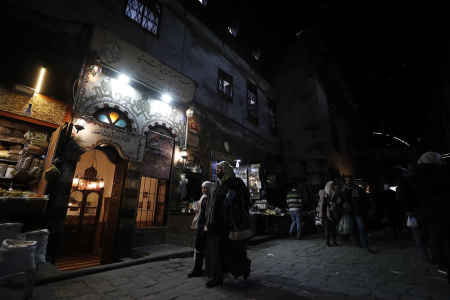 Ľudia kráčajú okolo  jedného z najstarších kúpeľných domov z roku 1069 v Damasku