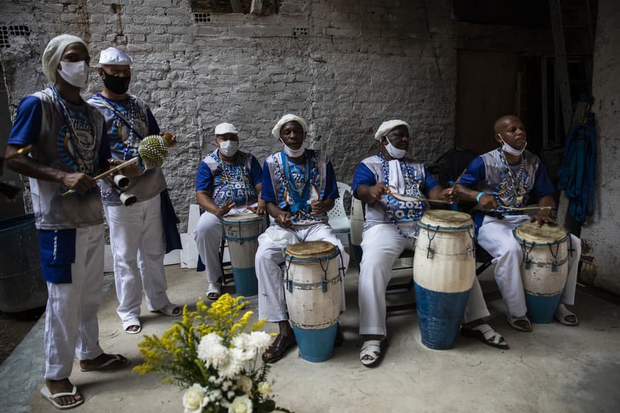 Muzikanti hrajú počas náboženského obradu kultu kandomblé afro-brazílskej skupiny Synovia Gándhího