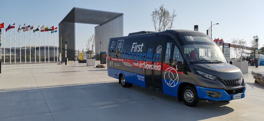 Slovenský vodíkový autobus pred jedným zo vstupov na EXPO