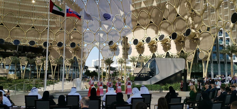 Vystúpenie SĽUKu počas vztyčovania vlajok počas Slovenského dňa na EXPO 2020