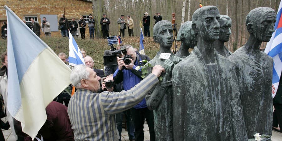 Bývalý väzeň koncentračného tábora Petro Miščuk z Ukrajiny kladie bielu ružu na pamätník počas spomienkových osláv pri príležitosti 60. výročia oslobodenia nacistického koncentračného tábora Mittelbau-Dora pri nemeckom Nordhausene 11. apríla 2005.