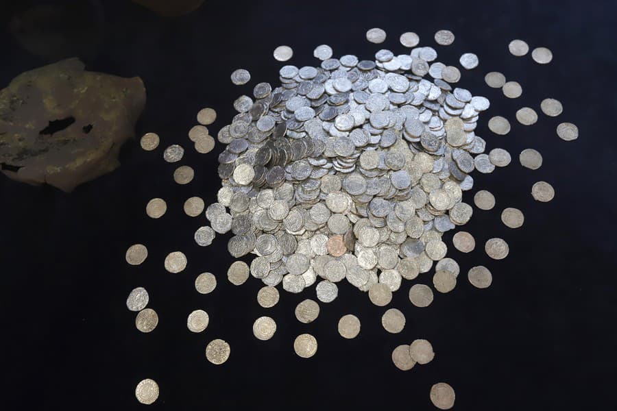 Strieborné mince počas otvorenia novej expozície Poklady spod Likavy v budove Liptovského múzea v Ružomberku
