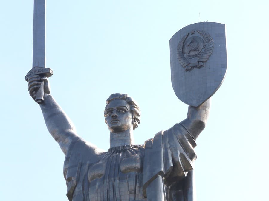 Zo štítu sa mal po roku 2015 odstrániť erb ZSSR