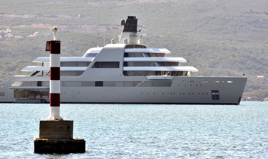 Romanovi Abramovičovi s odhadovaným majetkom 13,6 miliardy dolárov patrí 140-metrová jachta Solaris v hodnote 600 miliónov