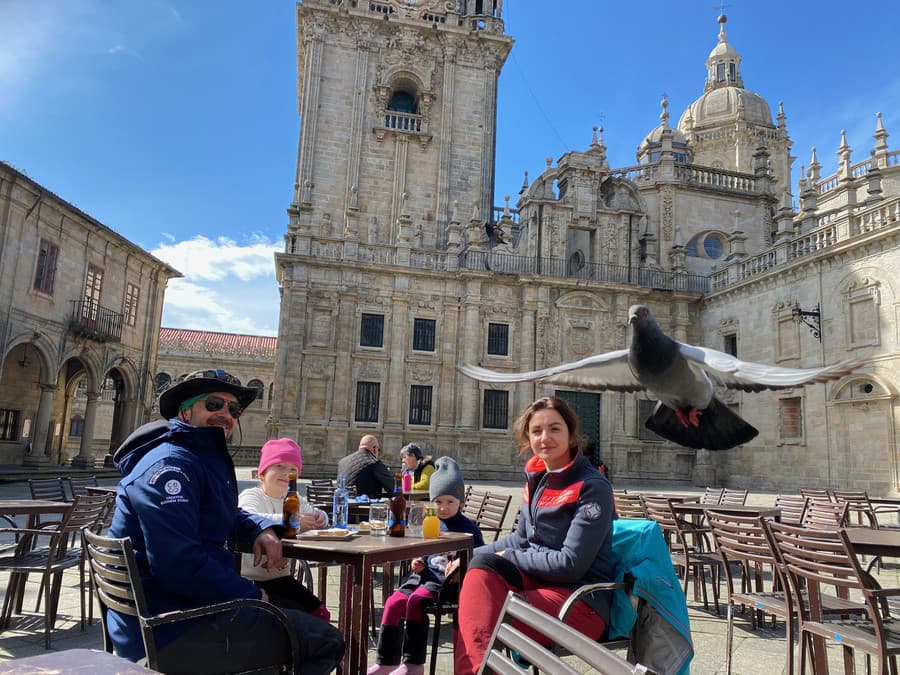 Holubica mieru pred slávnou katedrálou v Santiagu de Compostela