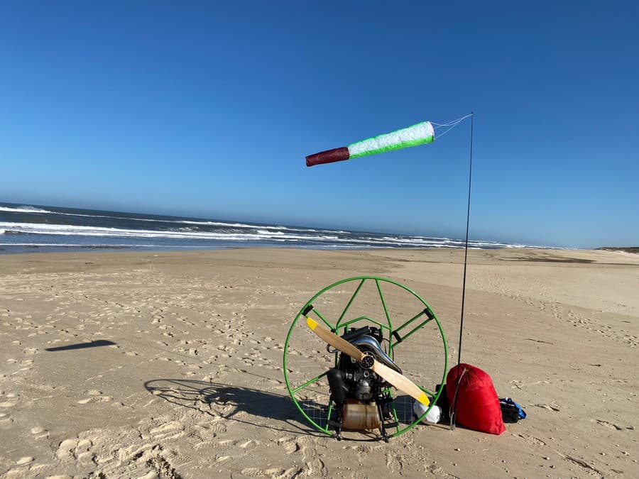 Paraglide pripravený na štart z pláže, ale vietor je veľmi silný