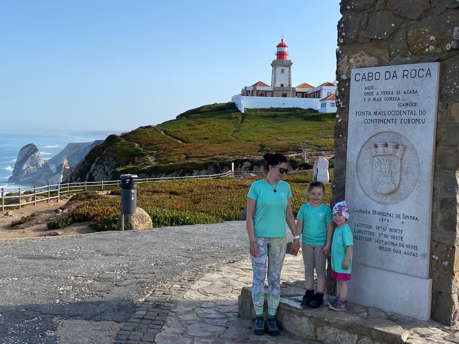 Západný okraj Európy Capo da Roca a ikonický maják na útese v pozadí