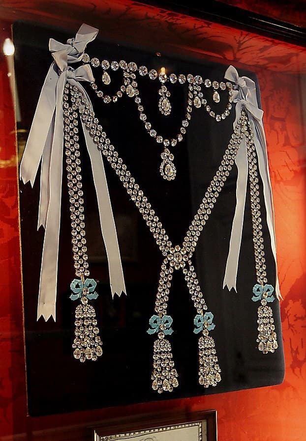 Replika diamantového náhrdelníka je dnes v Château de Breteuil