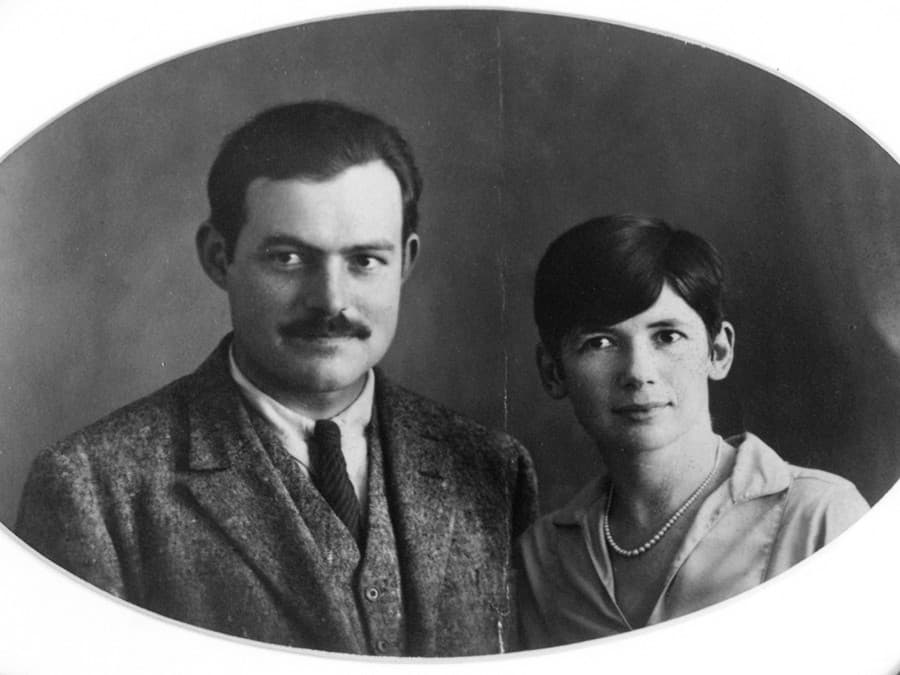 Ernest Hemingway a Pauline Pfeiffer na svadobnej fotografii z 10. mája 1927 v Paríži