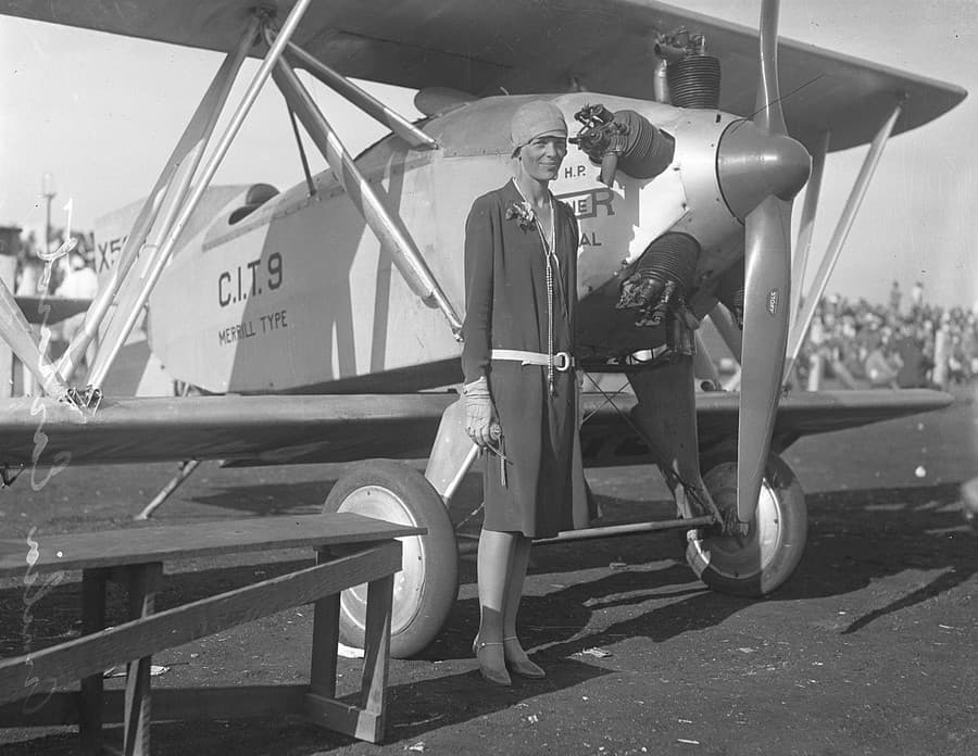 Amelia v roku 1928 pri lietadle Merrill CIT-9