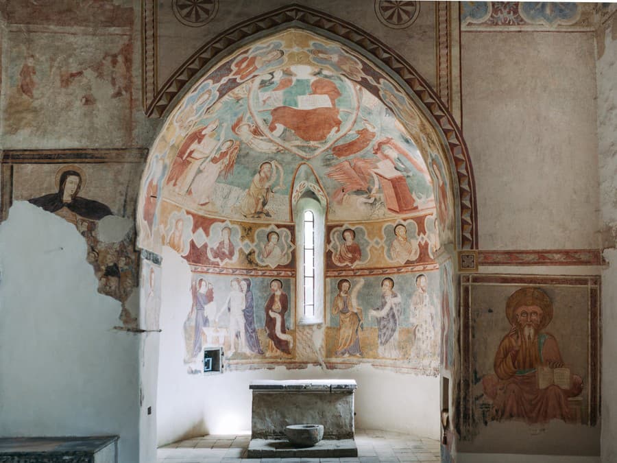 Stredoveké nástenné maľby v kostole v okrese Revúca v obci Rákoš
