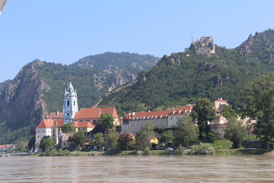 Dürnstein s hradom a modrou vežou bývalého augustiánskeho kláštora