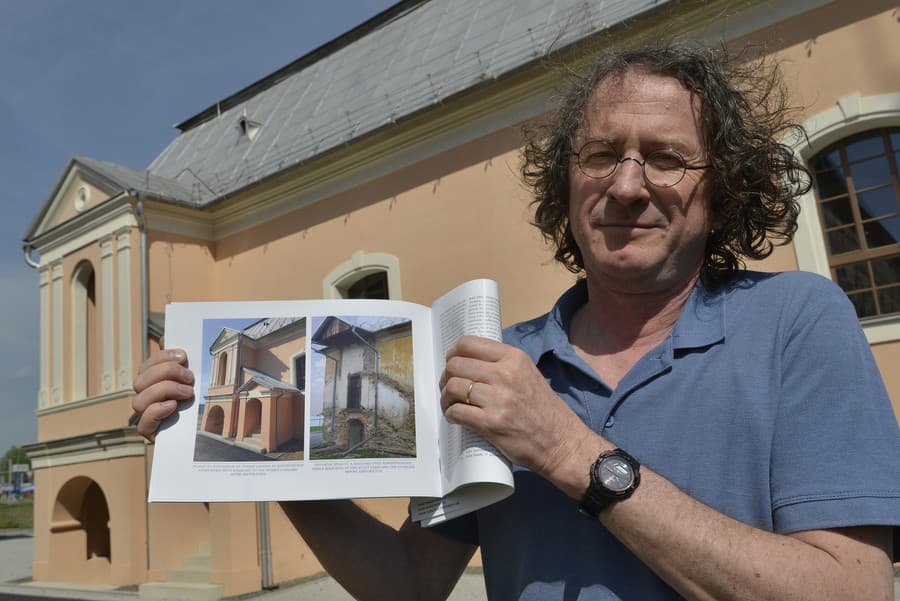 Architekt a garant projektu Ján Krcho pred synagógou v Bardejove s tlačovinou, na ktorej vidieť stav pred aj po rekonštrukcii