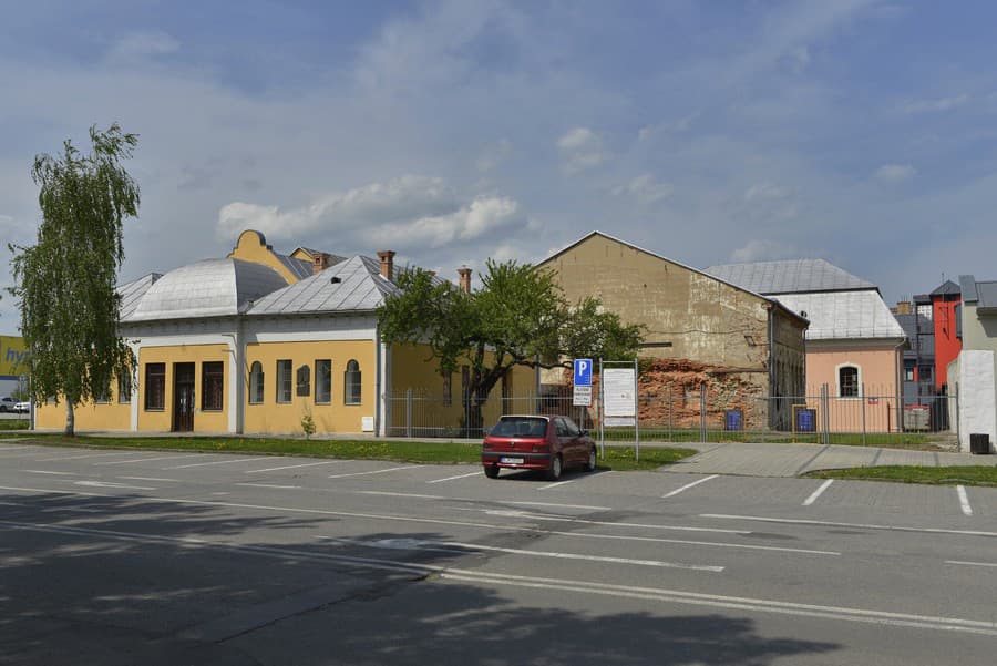 Pohľad na židovské suburbium, časť budovy zrekonštruovanej synagógy je vpravo v pozadí
