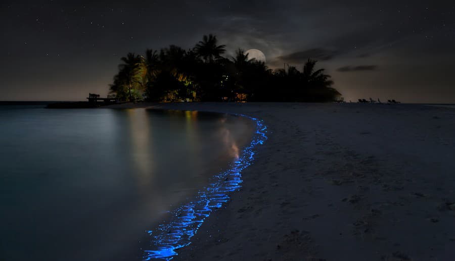 Svietiaca pláž na Maldivách