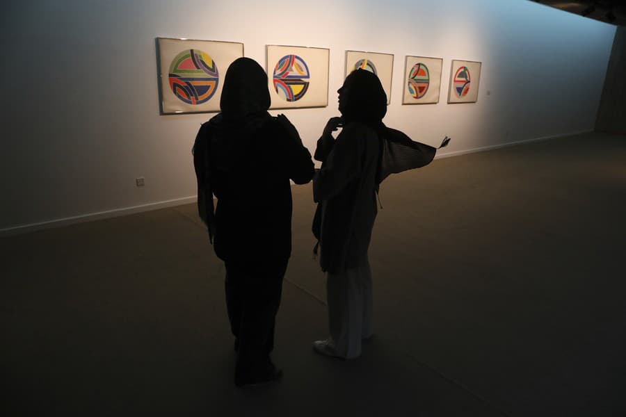 Dve ženy na prehliadke Múzea súčasného umenia v Teheráne