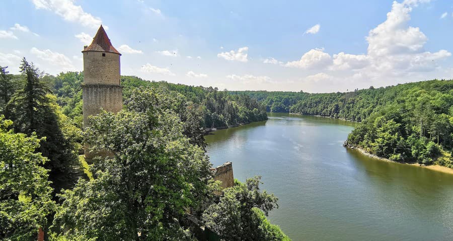 Hrad Zvíkov stojí na sútoku riek Vltavy a Otavy
