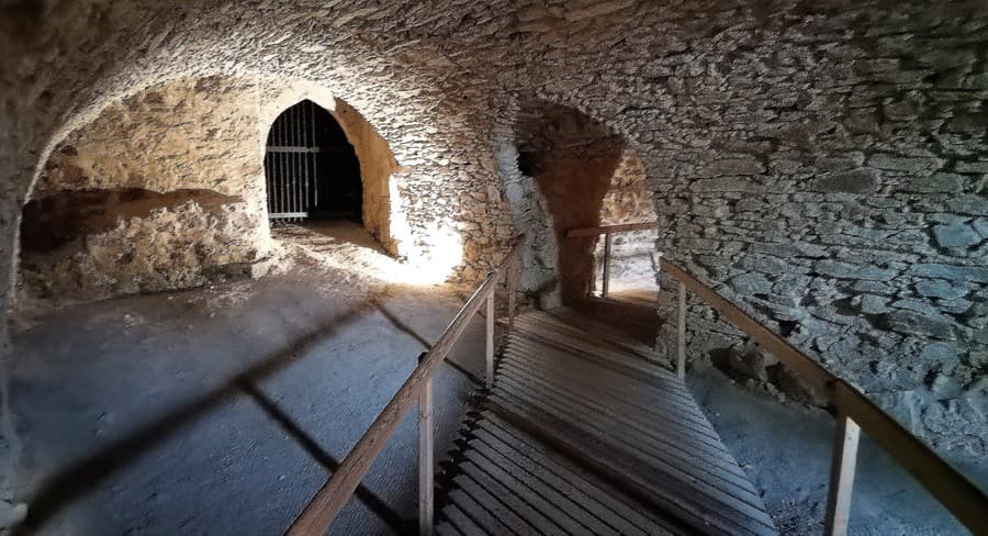 V podzemí hradu Zvíkov sa natáčala scéna s levom z veľkofilmu Jan Žižka