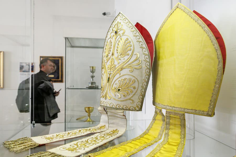 dve mitry, ktoré sú súčasťou pápežských insígnií, dar pápeža Pavla VI. kardinálovi Jánovi Chryzostomovi Korcovi (1924 2015), nitrianskemu biskupovi