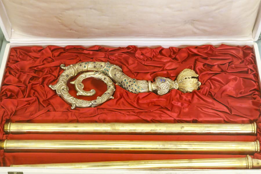 Berla, ktorá je súčasťou pápežských insígnií, dar pápeža Pavla VI. kardinálovi Jánovi Chryzostomovi Korcovi (1924-2015), nitrianskemu biskupovi