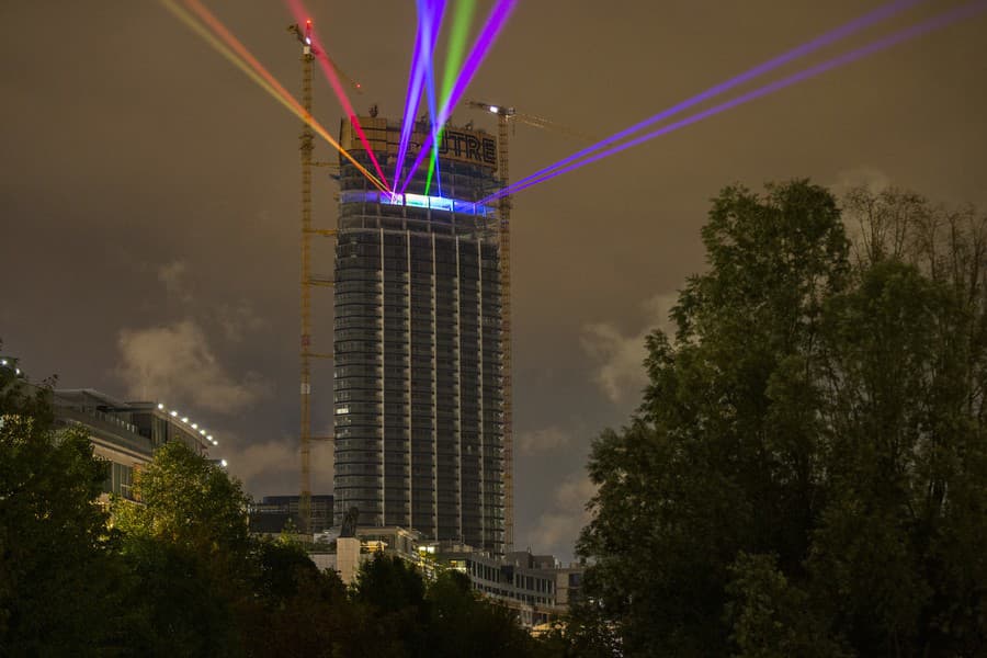 Site-specific svetelná inštalácia Tower of Light od BN Label na Eurovea Tower