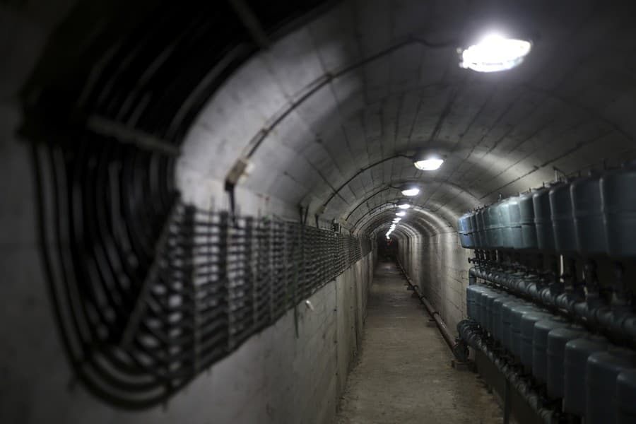Káble sú pripevnené na stene v jednom z tunelov atómového bunkra