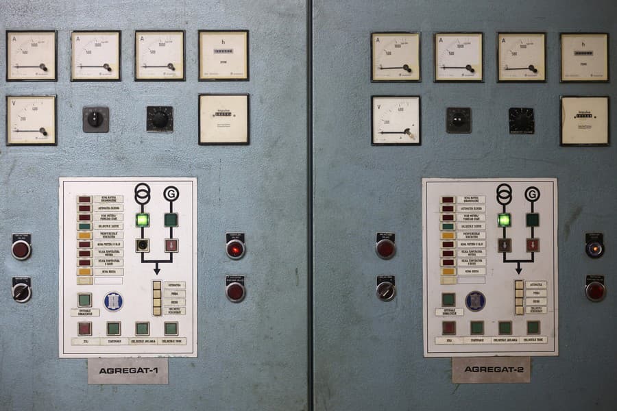 Spínače a meracie prístroje na ovládaní generátorov elektrickej energie v atómovom bunkri