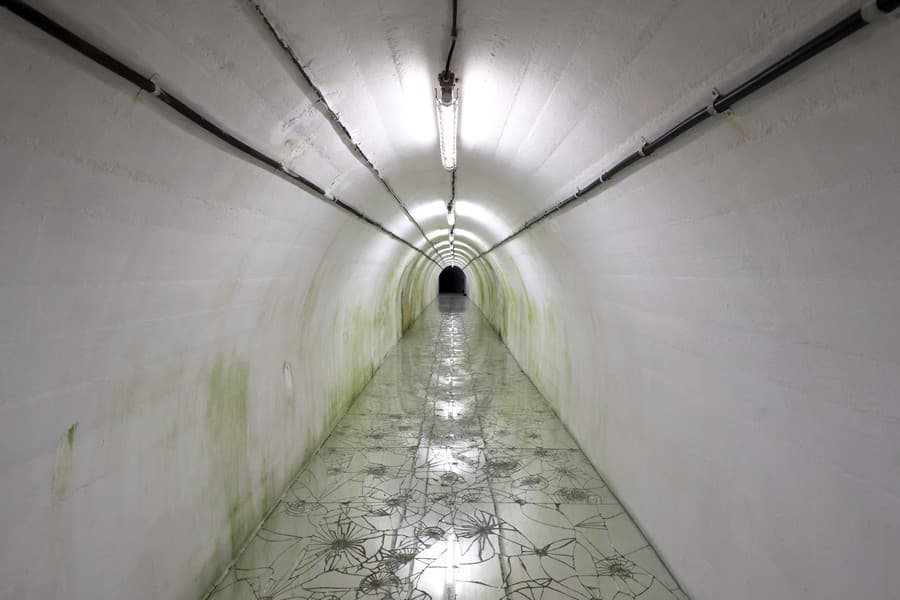 Umelecká inštalácia na podlahe v jednom z tunelov atómového bunkra