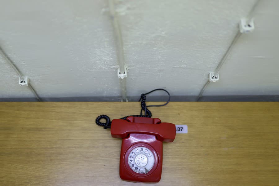 Telefón v jednej z miestností v atómovom bunkri