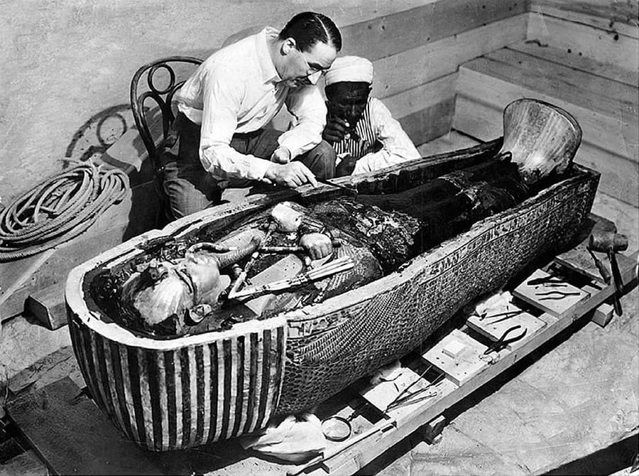 Howard Carter v Tutanchamonovej hrobke, 1925