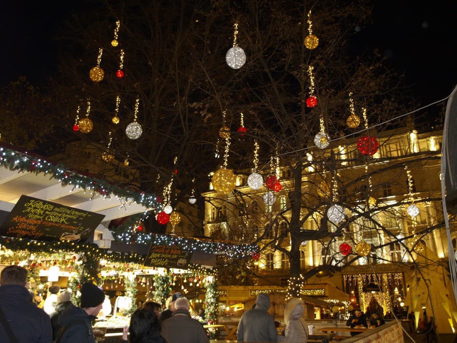 Nádherná atmosféra a gurmánske hody, také sú vianočné trhy v Budapešti