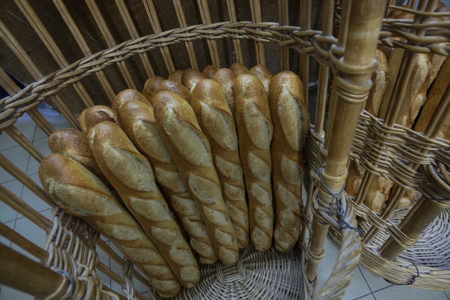 Francúzske bagety v pekárni v meste Versailles pri Paríži v utorok 29. novembra 2022. Francúzska bageta bude zaradená na Zoznam nehmotného svetového dedičstva ľudstva Organizácie Spojených národov pre vzdelávanie, vedu a kultúru (UNESCO). Experti UNESCO v stredu na schôdzi v Maroku rozhodli, že toto francúzske pečivo pripravené z múky, vody, soli a kvasníc si zaslúži uznanie OSN. Francúzske ministerstvo kultúry predtým upozornilo na 