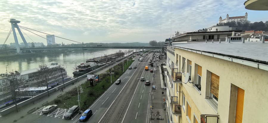 Novovybudované okno v premostení SNG s výhľadom na dominanty Bratislavy