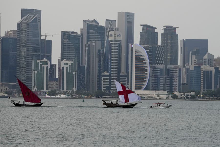 Loďky so zástavami krajín štvrťfinálových účastníkov futbalových MS sa plavia okolo mrakodrapov pri pobreží.