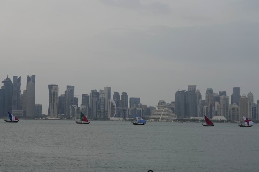 Loďky so zástavami krajín štvrťfinálových účastníkov futbalových MS sa plavia okolo mrakodrapov pri pobreží.