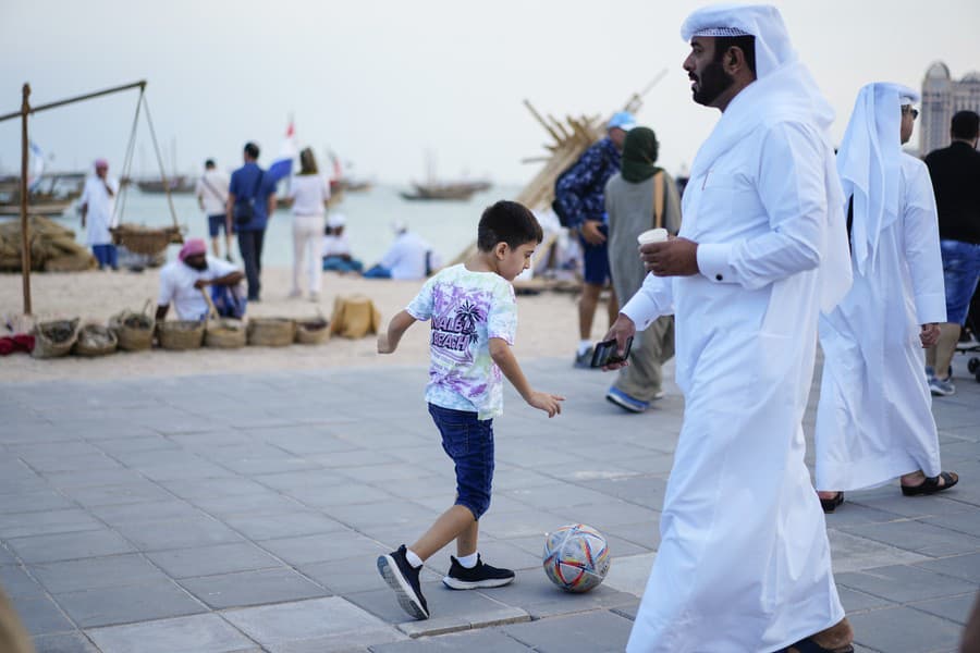 Chlapec sa hrá s oficiálnou loptou Svetového pohára v kultúrnej dedine Katara.