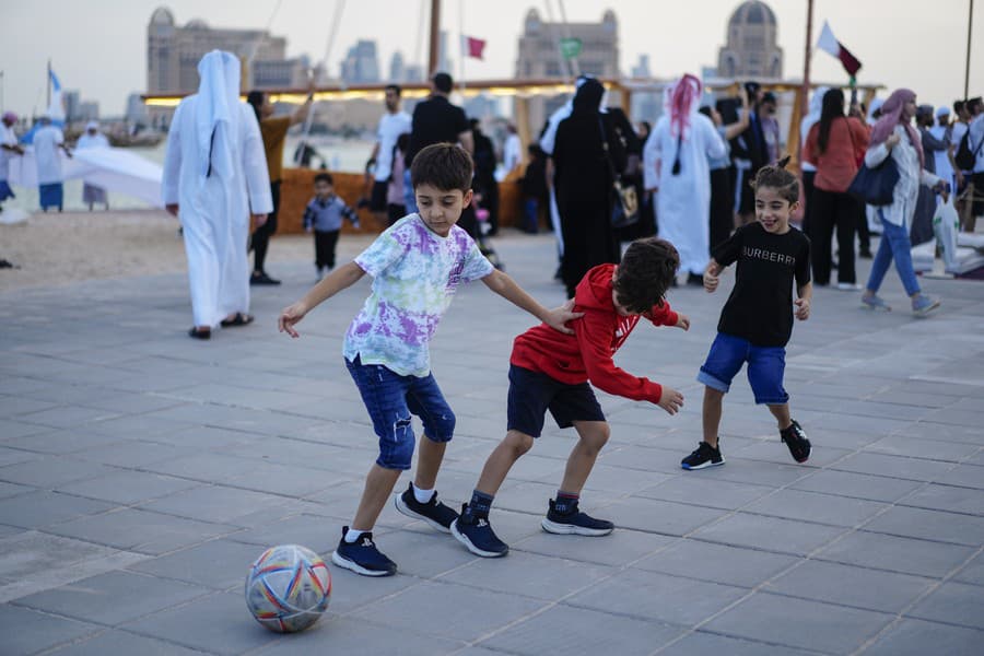 Deti sa hrajú s oficiálnou loptou Svetového pohára v kultúrnej dedine Katara v katarskom meste Dauhá.