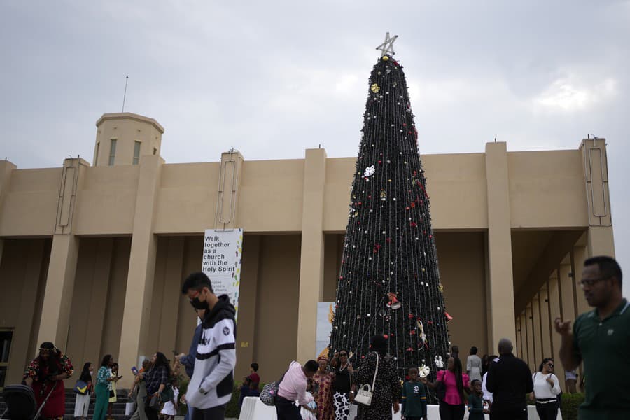 Ľudia sa fotografujú pred vianočným stromčekom pred katolíckym kostolom Panny Márie Ružencovej v náboženskom komplex.