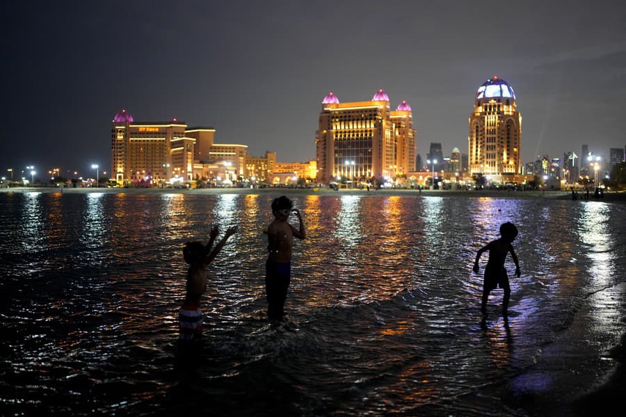 Deti sa hrajú na vode vo pláži Katara v Dauhe.
