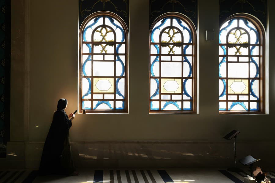 Žena sa fotí mobilom v mešite Katara.