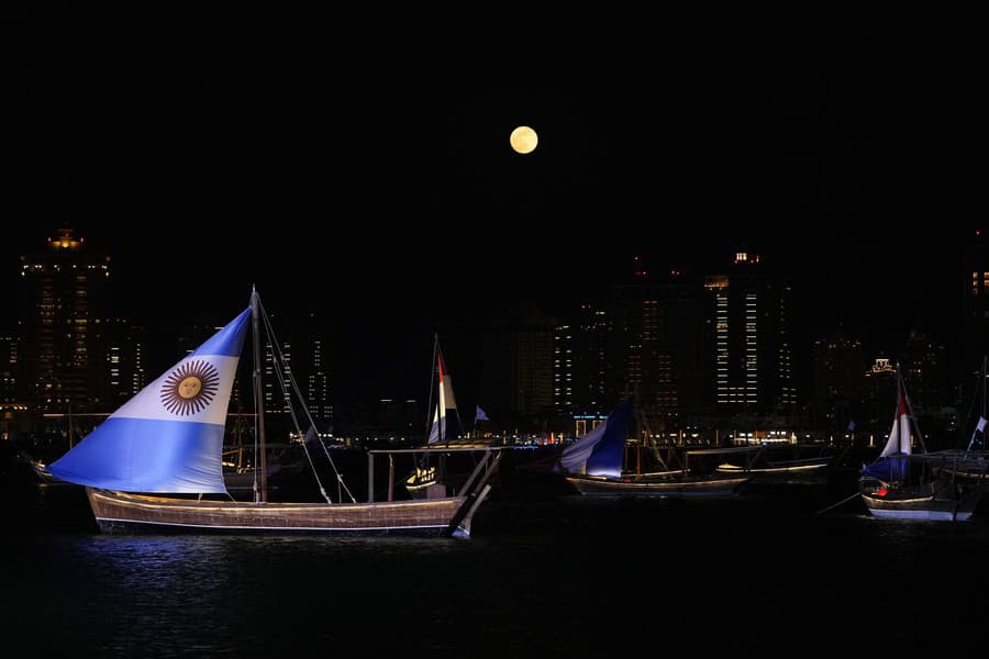 Lode s plachtami v národných farbách zostávajúcich tímov na majstrovstvách sveta vo futbale v prístave na pláži Katara v Dauhe