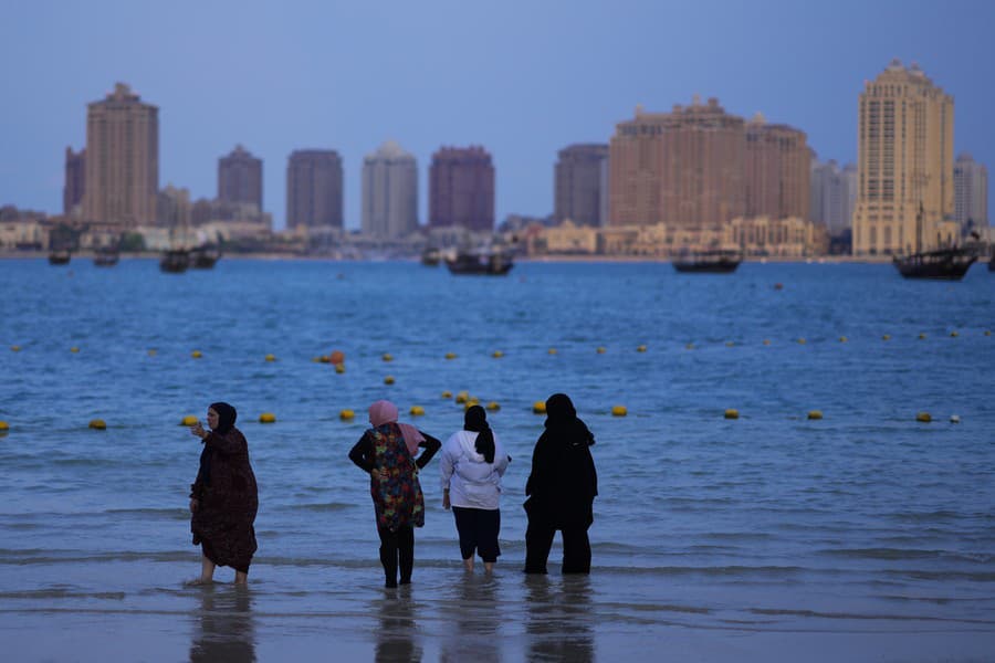 Ženy stoja vo vode na pláži Katara