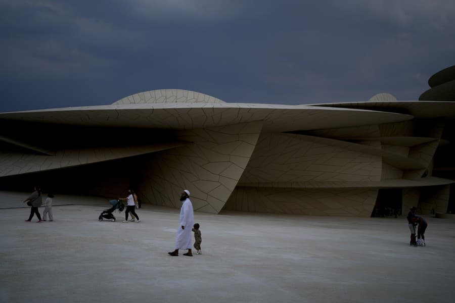 Ľudia pred Národným múzeom Kataru