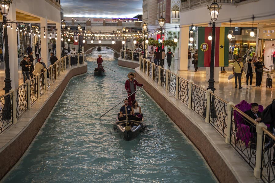 Ľudia sa plavia na gondole v nákupnom centre v Dauhe.