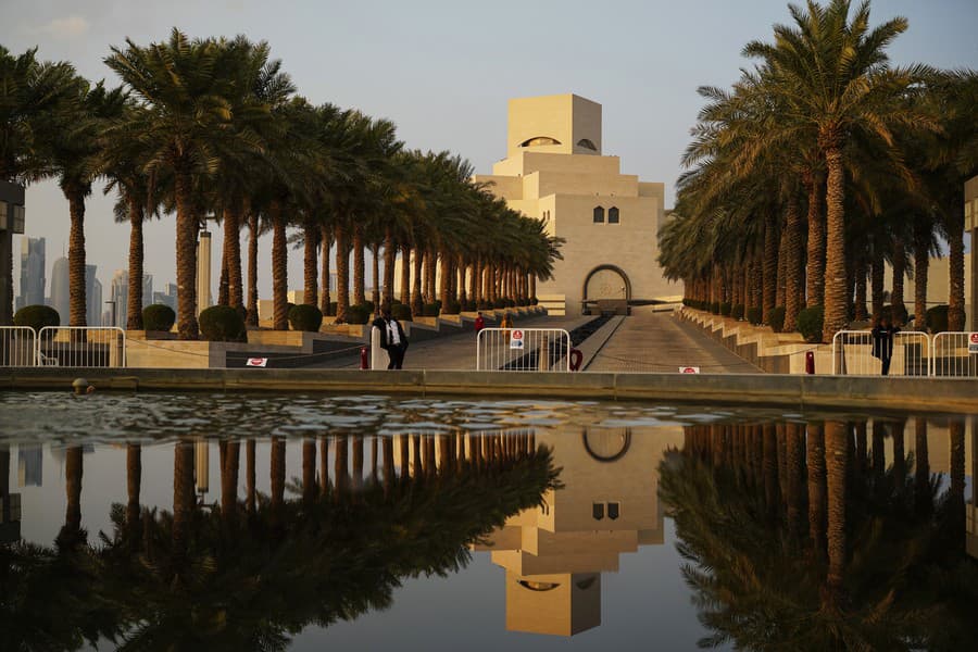 Múzeum islamského umenia sa odráža vo fontáne v Dauhe